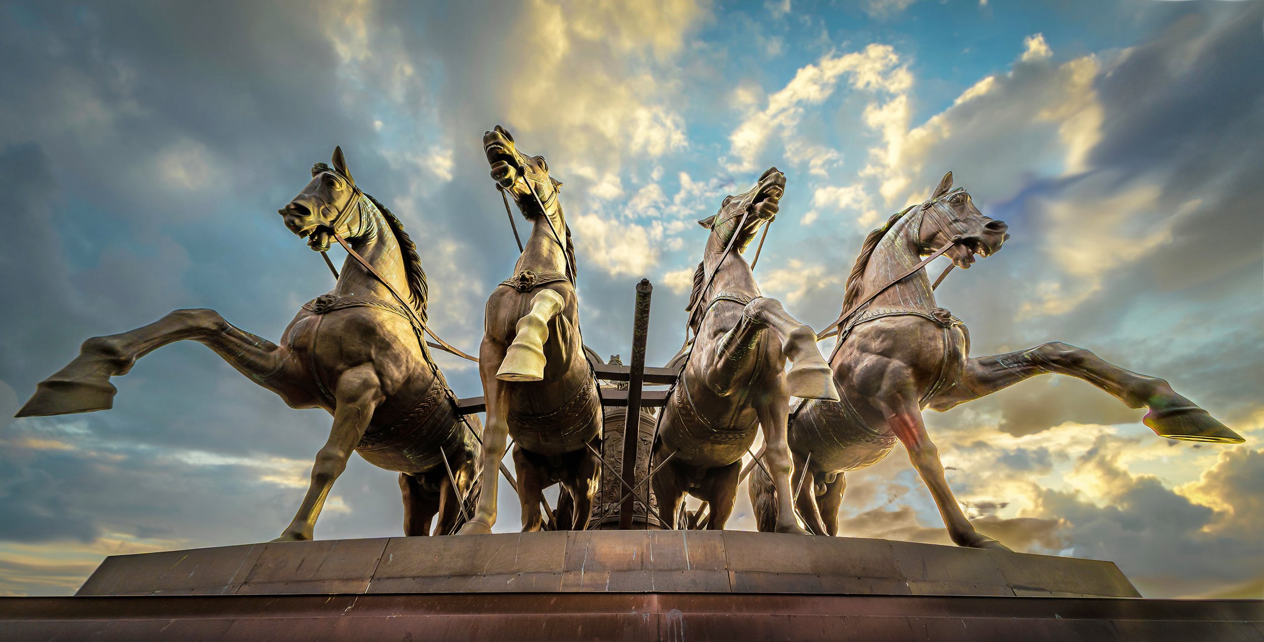 Totale der vier Pferde der Quadriga auf dem Braunschweiger Schloss mit Blick in den Himmel