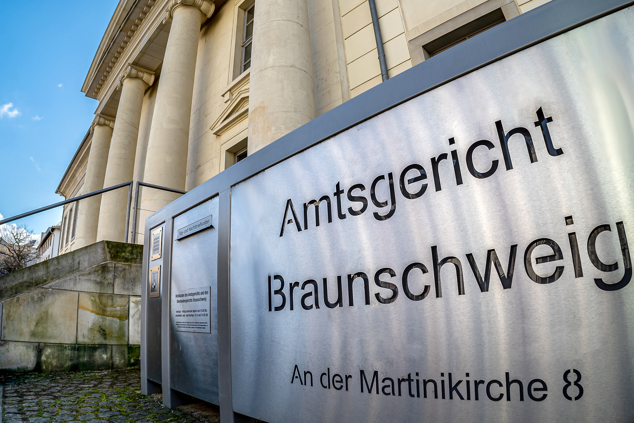 Blick über die Empfangstafel auf das Braunschweiger Amtsgericht an der Martinikirche